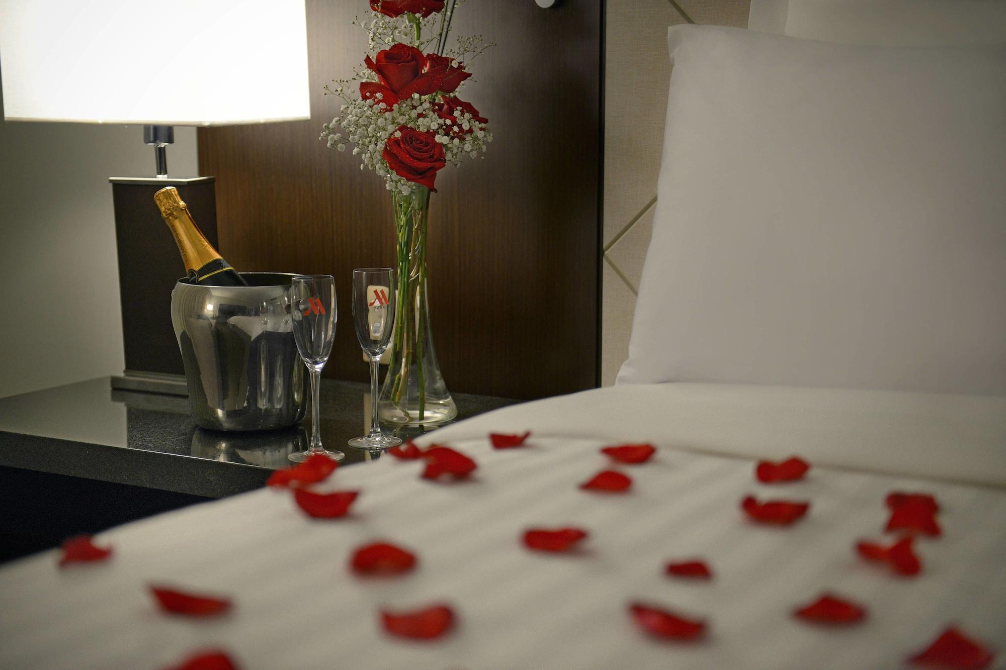 Marriott Sao Paulo Airport Hotel Гуарульос Екстериор снимка A bed with rose petals