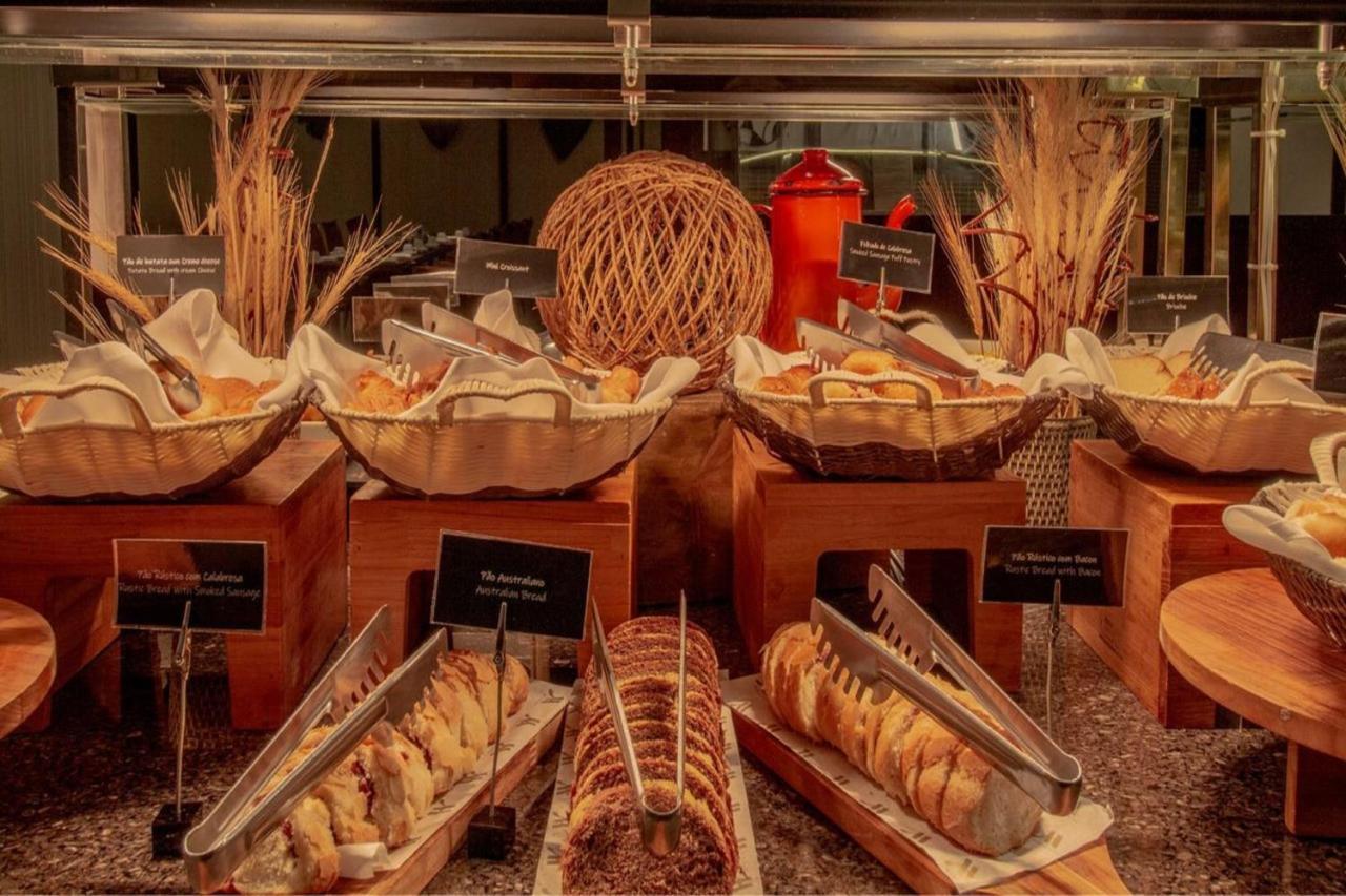 Marriott Sao Paulo Airport Hotel Гуарульос Екстериор снимка A bread station at a buffet