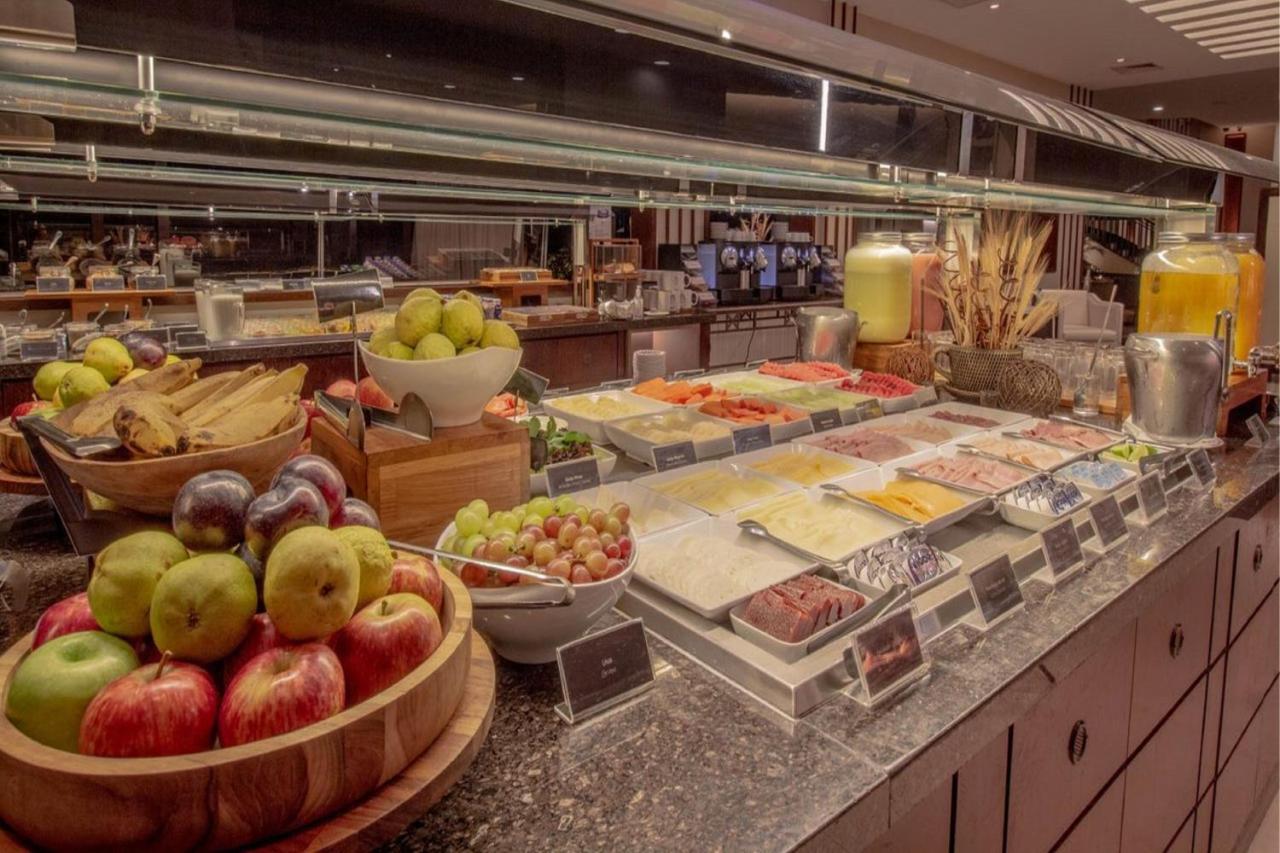 Marriott Sao Paulo Airport Hotel Гуарульос Екстериор снимка A buffet at a hotel