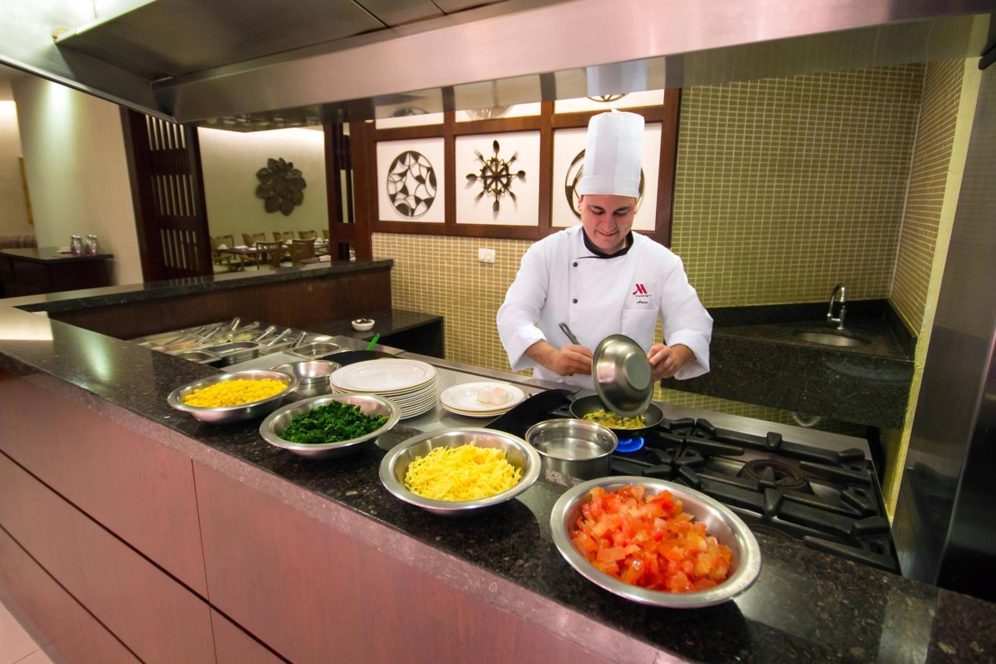 Marriott Sao Paulo Airport Hotel Гуарульос Екстериор снимка A chef preparing food